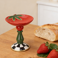 Moderne aardbeien keramische dessertbord met hoge voet, fruitstandaard, handgeschilderd, elegant huisdecoratie servies