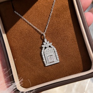 Collana con ciondolo a forma di casa in argento placcato con zirconi cubici, charm floreale sulla parte superiore, catena sottile e delicata, gioiello da donna per l'uso quotidiano. - Product Image 1