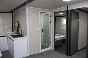 Cabine conteneur extensible ignifuge de qualité A1, 3 chambres, 2 salles de bain, avec structure résistante au vent, idéale pour location en bord de mer - Product Image 4