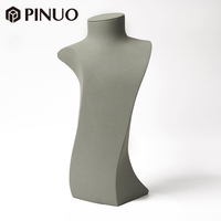 Présentoir à Colliers PINUO Morandi Gris Sauge, Buste Mannequin en Daim pour Bijoux, Support Minimaliste pour Vitrine de Magasin, Accessoire Personnalisable avec Logo