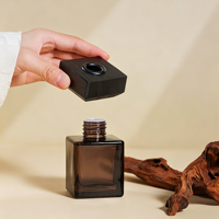 Ensemble de diffuseurs à roseaux en verre noir carré de 100 ml avec logo personnalisé, couvercle en bois, boîte en papier, impression sérigraphique, étiquette privée personnalisée