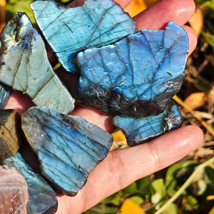 Pierres brutes de labradorite naturelle en gros, cristaux bruts de pierre de lune chatoyante, spécimens de spectrolite bleue pour la décoration et la joaillerie - Product Image 1