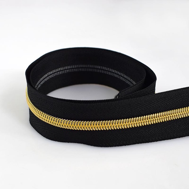 Denti d'oro in tessuto nero