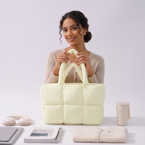 <span class=keywords><strong>Sac</strong></span> fourre-tout matelassé en nylon doux et volumineux avec fermeture éclair pour <span class=keywords><strong>femme</strong></span>, idéal pour les voyages de week-end et le transport d'<span class=keywords><strong>ordinateur</strong></span> portable - Product Image 1