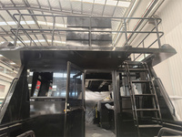 Catamaran sportif de luxe de 7,9 m (26 pieds) en aluminium soudé avec cabine ouverte et moteur hors-bord, fabriqué par un constructeur de bateaux de luxe
