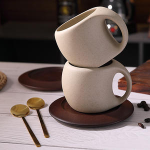 Retro stijl keramische koffiekop en schotelset met plastic deksels, houten onderzetter, lepel, voor afternoon tea, latte, Americano en bloementhee. - Product Image 2