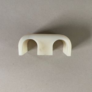 Clip de nailon en forma de C para cables de 18 mm y 20 mm, soporte aislado para fijación de cableado en ingeniería ferroviaria - Product Image 1
