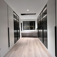 Armoire de chambre à coucher moderne sur mesure avec bureau intégré, design en bois écologique pour une utilisation efficace de l'espace