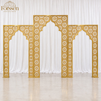Panneau de toile de fond de mariage en treillis ajouré doré effet miroir avec ouverture cintrée pour événements scéniques d'hôtel