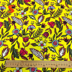 ผ้าป๊อปลินทอจากฝ้ายออร์แกนิกพิมพ์ลายดอกไม้เล็กๆ พื้นหลังสีเหลือง สำหรับกระโปรงเด็กผู้หญิง ชุดเดรส และชุดสูท - Product Image 3