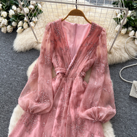 Robe longue décontractée pour femme, élégante, rose, à fleurs brodées, à perles, col en V, manches longues, coupe trapèze, pour tous les jours, les fêtes et les vacances