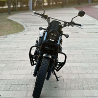 Moto Ho CL500 Retro Scrambler, moteur bicylindre en parallèle refroidi par liquide de 471 cm³ pour les trajets urbains