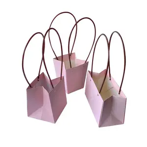 थोक कस्टम आकार गुलाबी क्राफ्ट सफेद निविड़ अंधकार लंबी संभाल के साथ क्राफ्ट पेपर फूल बैग गुलदस्ता उपहार बैग