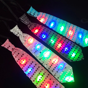 Corbata intermitente de lentejuelas de rendimiento con luz LED Corbata de tela de nailon para fiestas Decoración de accesorios de fiesta - Product Image 1