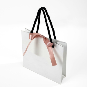 ถุงกระดาษเคลือบบรร<span class=keywords><strong>จ</strong></span>ุเครื่องประดับที่หรูหรากระเป๋าขนส่งโลโก้แบบกำหนดเองรีไซเคิลได้ - Product Image 5