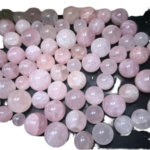 Colección de Esferas de Cuarzo Rosa Pulido para Decoración Artesanal con Temática de Amor para el Día de San Valentín - Product Image 4