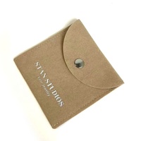 Pochette à bijoux personnalisée en daim kaki avec logo argenté et bouton-pression