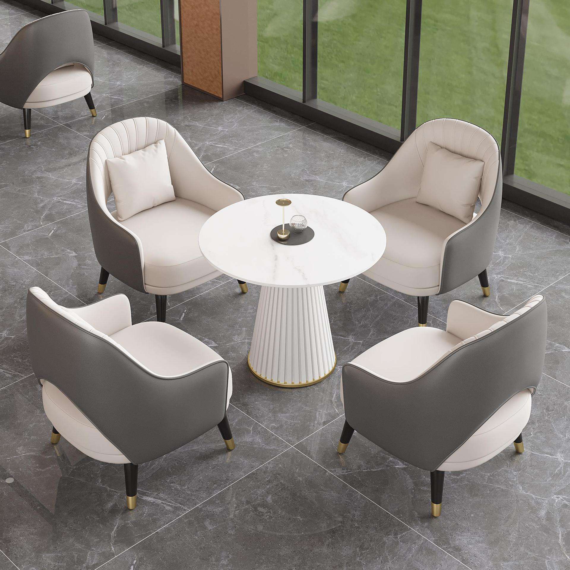 Une table grise et quatre chaises