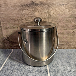 Cubo de hielo de acero inoxidable de doble pared con tapa y pinzas, enfriador de vino y champán aislado, contenedor metálico para cubos de hielo para bar o fiesta - Product Image 1