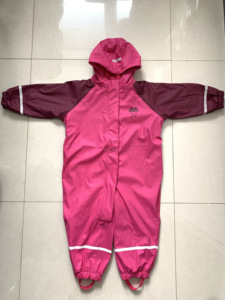 Grazioso Completo Impermeabile per Bambini in PU, Giacca Antipioggia e Salopette Unisex per Neonati - Product Image 4