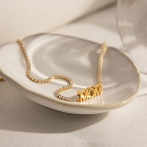 Collar con Letra MOM, Chapado en Oro de 18K, Cadena con Circonitas, Joyería para Regalo - Product Image 4