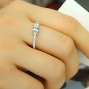 Anello di Fidanzamento Q888 per Donna in Oro Bianco con Diamanti Taglio Baguette e Pietre Laterali Naturali Colore G - Product Image 3