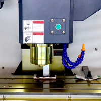 Centre d'usinage vertical CNC haute efficacité WOJIE VMC850 pour le fraisage de supports en aluminium