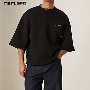 Camiseta Deportiva de Manga Corta para Hombre con Logotipo Personalizado, Cuello en V, Rayas Verticales, Corte Regular, Algodón de 500 g/m², Color Negro - Product Image 2