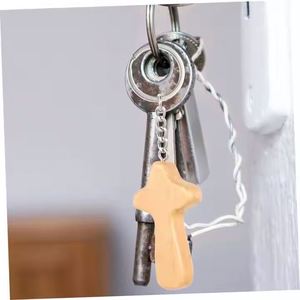Porte-clés en bois de hêtre fait main, symbole chrétien de confort, idéal pour la première communion, les mariages, et les occasions écologiques de Thanksgiving. - Product Image 2