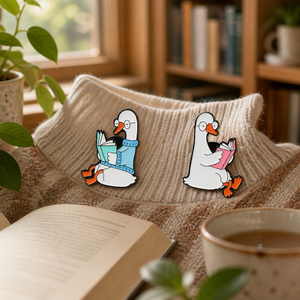 Set di Spille in Smalto Morbido in Metallo <span class=keywords><strong>Nero</strong></span> con Oca Carina che Legge un Libro, Anatra con Occhiali e Maglione, Spilla Lettore, Regalo per Amanti dei Libri, Vendita all'Ingrosso - Product Image 2