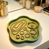 Plateau de rangement multifonctionnel en résine écologique, motif marbre vert veiné, forme fleur, bord nuage irrégulier, pour bijoux et salle de bain