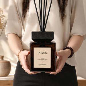 AIKUN น้ำหอมปรับอากาศแบบก้านไม้หอมทรงสี่เหลี่ยมหรูหรา ความจุขนาดใหญ่ 1000 มล. ขวดน้ำหอมสำหรับบ้าน ฉลากสั่งทำได้ สำหรับตกแต่งล็อบบี้โรงแรม - Product Image 2