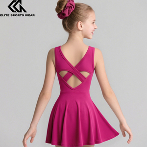 Mono Rosa Intenso con Tirantes Finos y Leggings, Diseño Cruzado en la Espalda con Aberturas, para Estudiantes Universitarias - Product Image 3