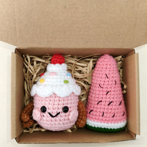 Cadeau de Noël fait main, poupée de Noël tricotée, Père Noël au crochet, bonhomme de neige, renne avec boîte, poupée de Noël au crochet pour la décoration - Product Image 6