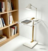 Table basse en lucite transparente durable avec cadre doré et base en marbre pour un salon moderne et luxueux, décoration intérieure