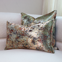 Ensemble de coussins en velours imprimé léopard vert foncé et rouge orangé, style rétro américain, avec housses de coussin chauffantes et massantes de luxe pour les B&B et les villas