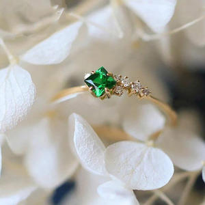 Anillo de Esmeralda para Mujer Q576, Anillo de Compromiso con Piedra Natural y Engaste Geométrico, Anillos de Moda - Product Image 2