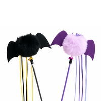 Vente en gros : Jouet baguette à chat d'Halloween avec motif chauve-souris en peluche, son clochette et longues franges en ruban pour chats d'intérieur