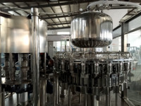 Hoge Output Automatische Drie-In-Één Kleine Flesvulmachine China 'S Mineraalwaterdrank Productielijn