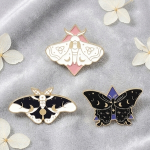 Spilla smaltata personalizzata di successo, in nichel nero, con disegno a cartone animato, farfalla con ali colorate, a forma di falena, in smalto morbido, per regali di auguri - Product Image 1