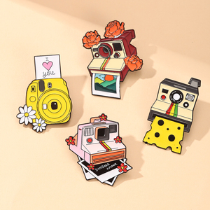 Großhandel Maßgefertigte Schwarze <span class=keywords><strong>Nickel</strong></span>-Soft-Emaille UV-Druck Vintage-Kamera Blumendesign Anstecknadeln Direktvertrieb OEM ODM Lagerware - Product Image 1