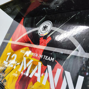 Caja de Cartón con Recubrimiento Brillante Premium con Rayas Negras y <span class=keywords><strong>Rojas</strong></span> en Contraste y Textura de Cuadrícula Dorada para Empaque de Clubes de Fútbol - Product Image 5