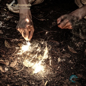 Allume-feu portable léger pour l'extérieur avec manche en bois, outil de survie multifonctionnel pour le camping, la randonnée et l'utilisation en milieu sauvage - Product Image 5