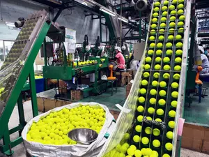 Fabrik großhandel profession elles kunden spezifisches Markenlogo von hochela tischen Strand tennisbällen mit Chemiefaser gummi liner