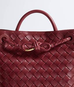 Bolso de mano Bottega BV en piel Intrecciato flexible con detalle de nudo distintivo y correa cruzada deslizante Veneta - Product Image 6