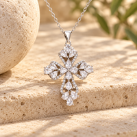 ARNAN Collier Croix Plaqué Or pour Femme, Pendentif en Laiton Entièrement Pavé de Pierres, Chaîne Fine à Maillons, Bijoux Superposables, Vente en Gros, Cadeau pour Elle