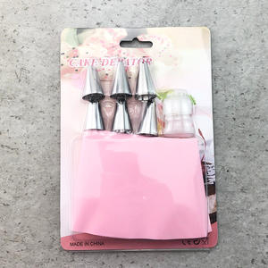 Kit professionnel d'embouts de décoration pour gâteaux avec embouts floraux et brosse de nettoyage pour une décoration de gâteaux maîtrisée - Product Image 3