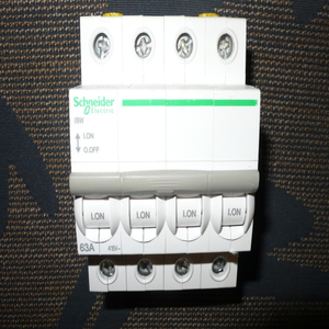 Nouveau disjoncteur tétrapolaire électrique d'origine A9S65463 63A, 63 ampères, contrôleur PLC - Product Image 1