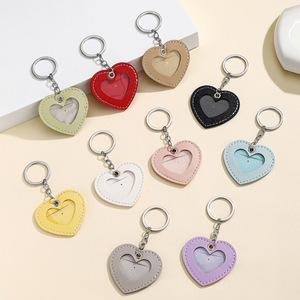 Niedlicher Herzförmiger Schlüsselanhänger mit Fotoschlitz PU-Leder Schlüsselring Multifunktionaler Diebstahlschutz Gepäckanhänger & Kleiner Kartenhalter für Kinder Mädchen Jungen - Product Image 1