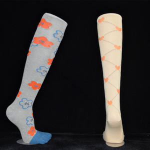 Mannequins de pieds masculins à cinq doigts en peau noire avec pied magnétique pour l'entraînement au football et les chaussettes - Product Image 4